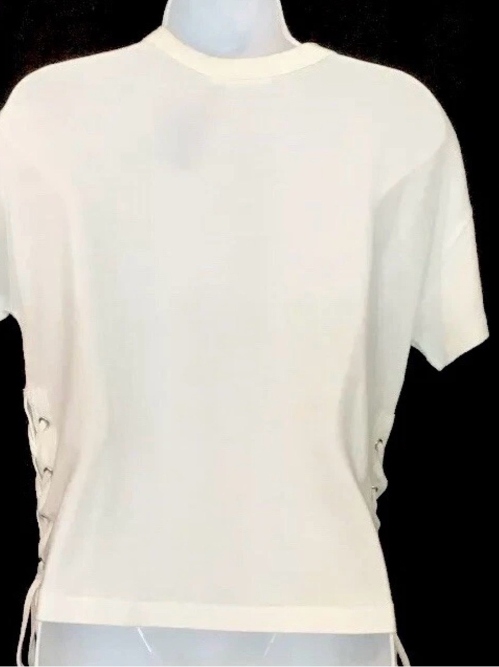 This top is the rag & bone
Lace-Up Side Tee in the color Blanc (White).